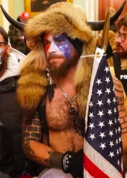 Qアノンシャーマンのジェイク アンジェリ Jake Angeli またはジェイコブ アンソニー チャンスリー Jacob Anthony Chansley は陰謀論を本当に信じているのか 俺らについて